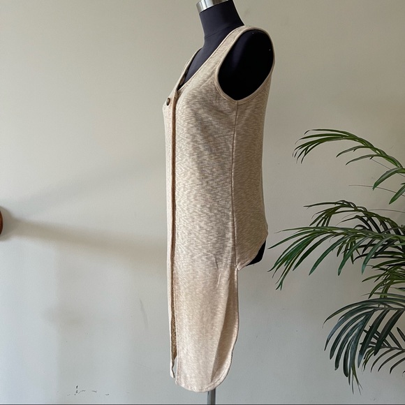 Beige Heathered high Low Sleeveless Scoop Neck Blouse - Picture 5 of 9